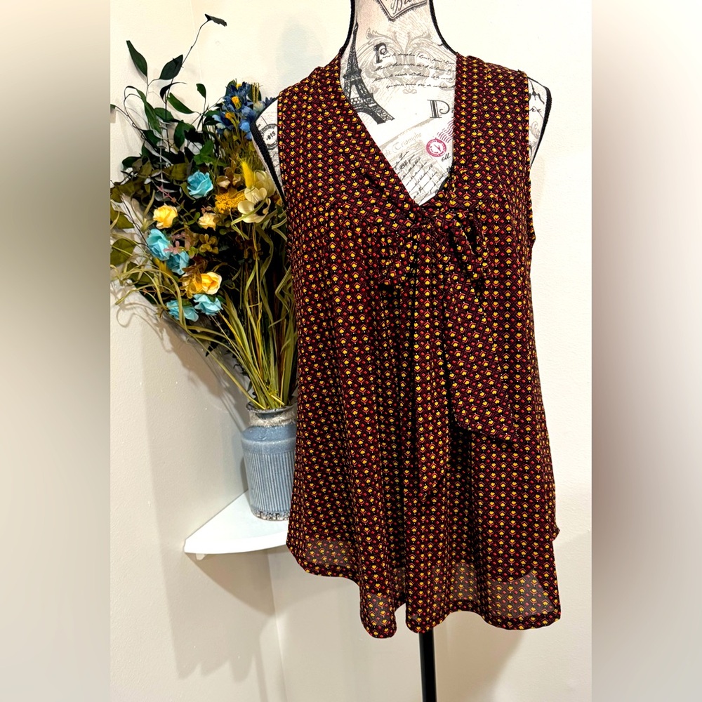 Ember Geometric V Neck Neck Tie Sleeveless Blouse size Medium